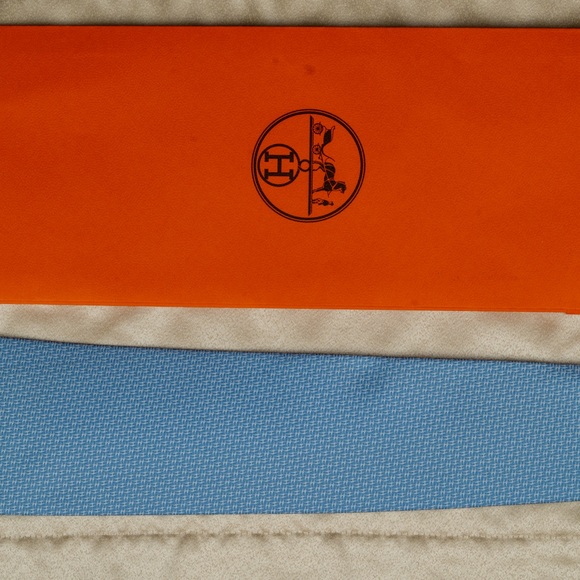SOLD! Hermes Faconnee H Bicolore tie (New!) - Picture 1 of 7